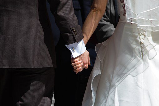 https://cdn.pixabay.com/photo/2014/06/25/00/53/hands-376815__340.jpg