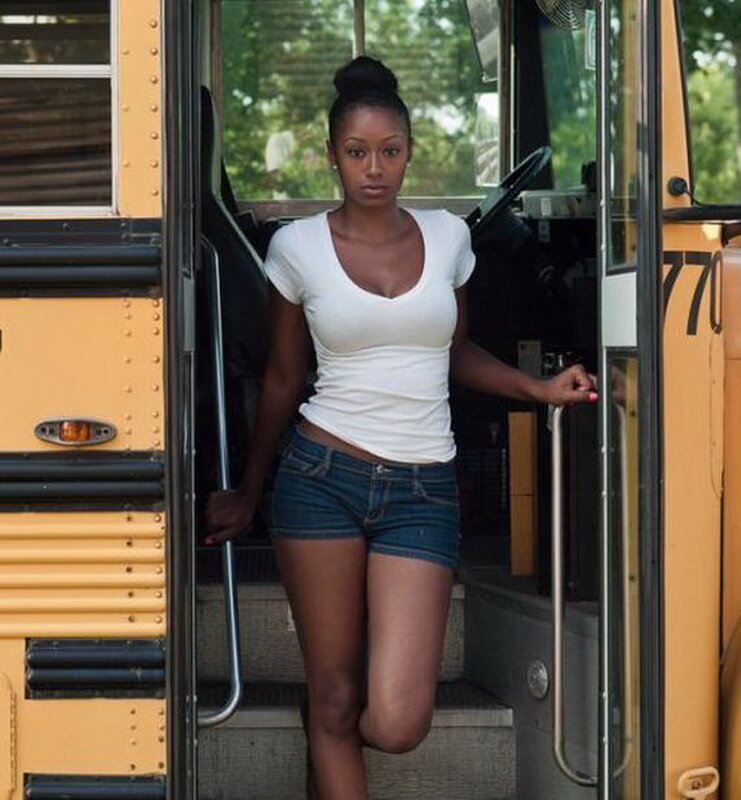 Кто она? Туристка-экстремалка? Студентка?