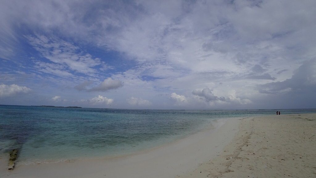   Остров Маафуши (Maafushi) Остров Маафуши (Maafushi) — один из самых больших и точно самый популярный локальный остров на Мальдивах. Расположен в атоле Южный Мале всего в 27 км от Мале.-2