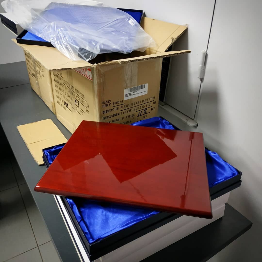 Проверка на приёмке плакеток из дерева по склада постащика