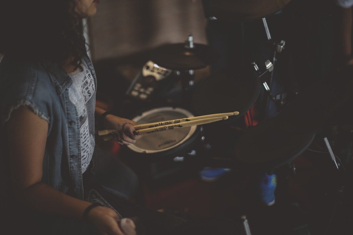 https://pixabay.com/photos/drummer-drums-drumsticks-band-1208190/