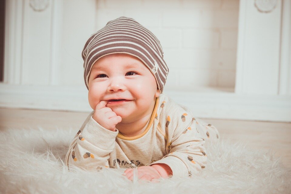 https://pixabay.com/photos/babe-smile-newborn-small-child-2972219/