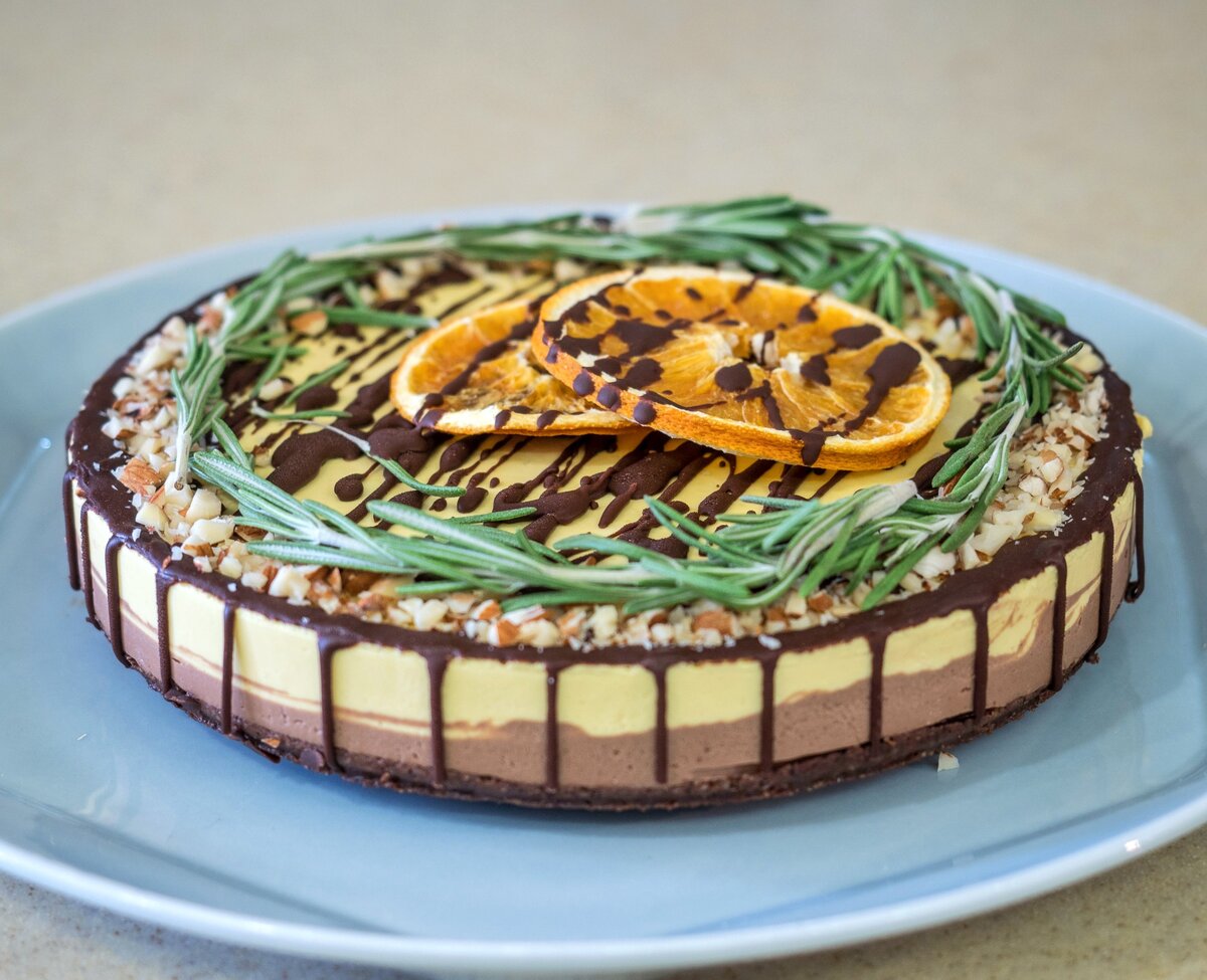 На фото торт "Шоколад-апельсин" (без сахара, муки и выпечки). Из моего видеокурса веганских десертов "Вместо Теста". Фотограф: Илья Зубков.