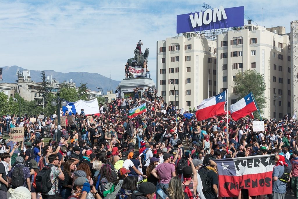 Протесты в столице Чили Сантьяго. Фото: BBC.