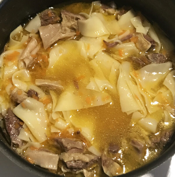 Бешбармак по-московски не претендует на соблюдение всех правил аутентичной кухни. Но всё равно он невероятно вкусный.