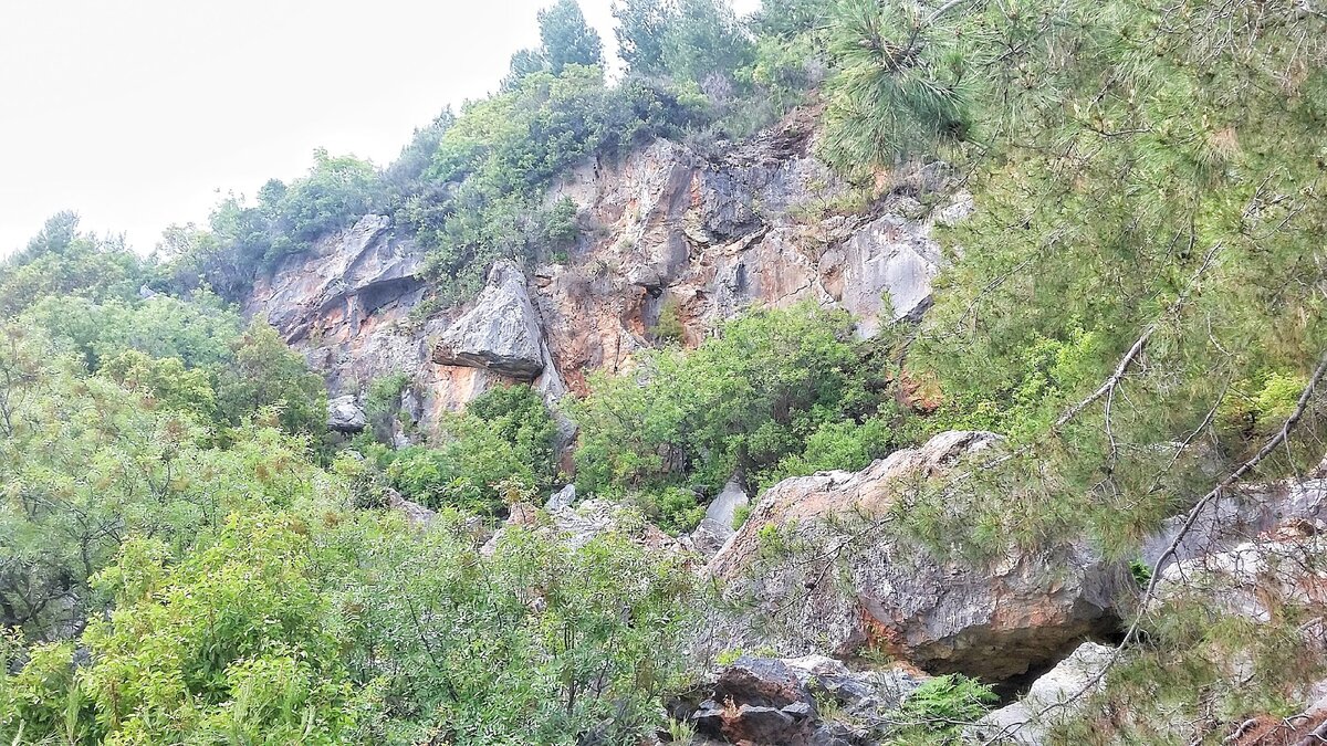 Идёшь себе такой, и перед тобой ррраз - и отвесная стена. Хорошо если вверх, а когда вниз, и под тобой сотни метров высоты - немного жутко становится