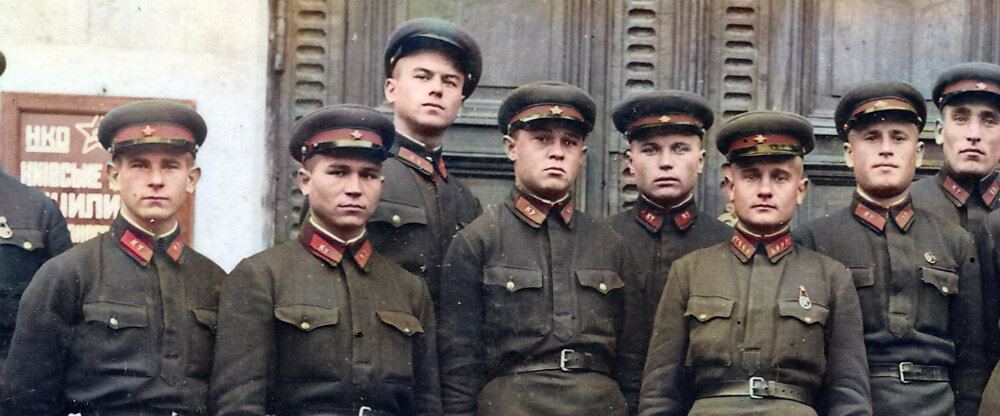 Группа курсантов и офицеров Киевского ВУ. Киев. 1940-е. Фотография использована в качестве иллюстрации.
