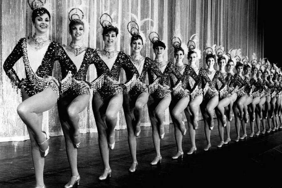 Там несколько раз в день выступает кордебалет The Rockettes, известный как ...