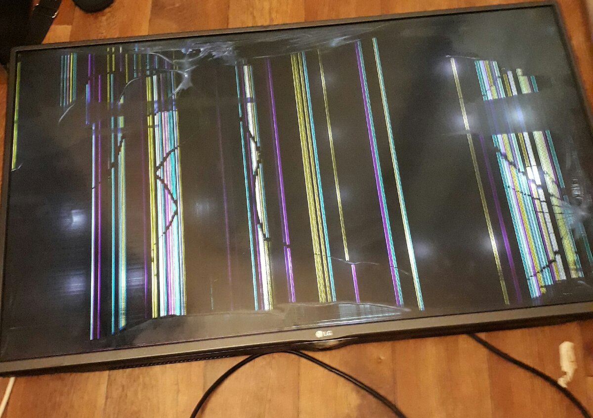 Разбитый телевизор lg. Разбитый ЖК телевизор LG. Фотографии разбитых телевизоров. Разбитый телевизор LG 42 фото.