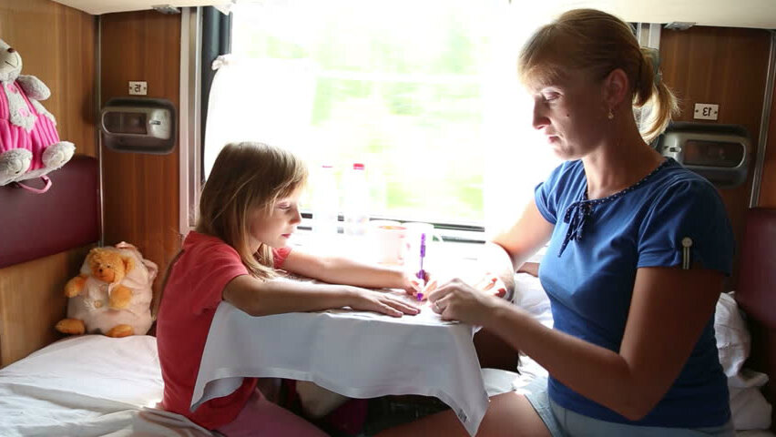 Мальчики поезд с мамой. Поезда для детей. В поезде с дочерьми. Девушка с ребенком поезде. Мама с ребенком в поезде.