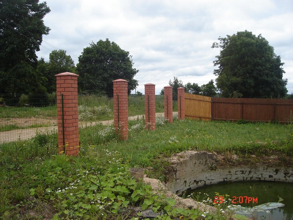 Напротив забора - то, что осталось от силосной башни