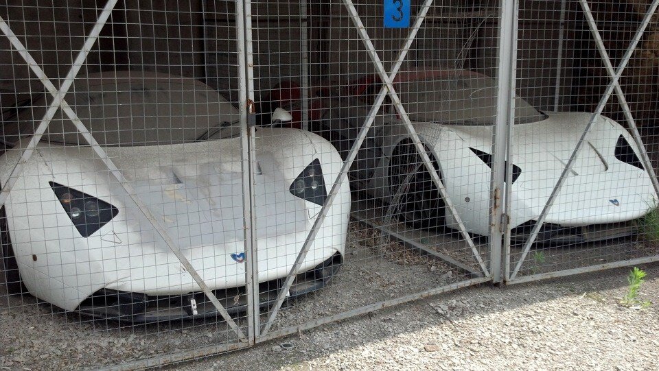 Посмотрите на внешность Lykan самого дорогого суперкара в мире, не находите ничего общего? Да, были недоработки, изначально использовались рейки от ВАЗа, подвеска от Плазы и так далее, но со временем все менялось, машина дорабатывалась под стандарты мира суперкаров. История только начиналась, все было впереди… 