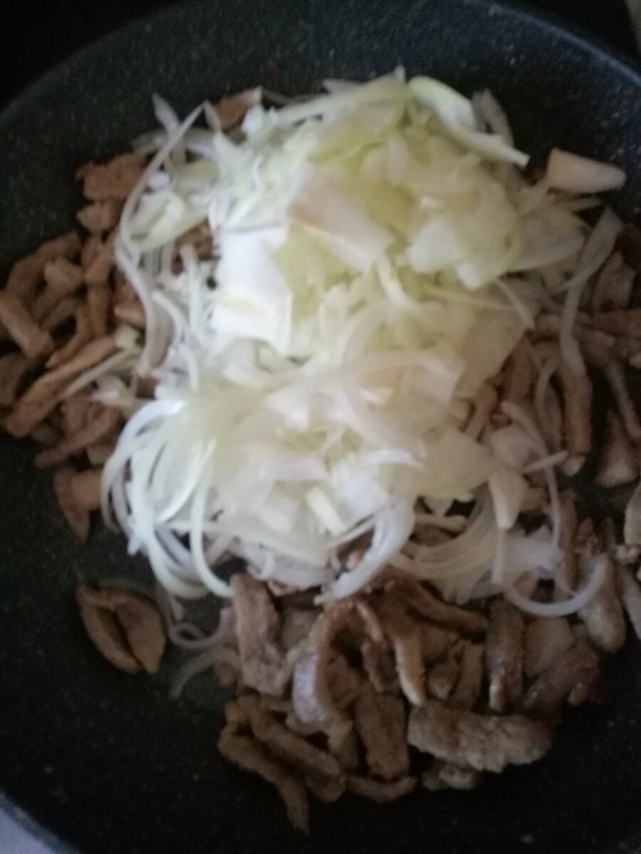 Добавить к мясу лук .