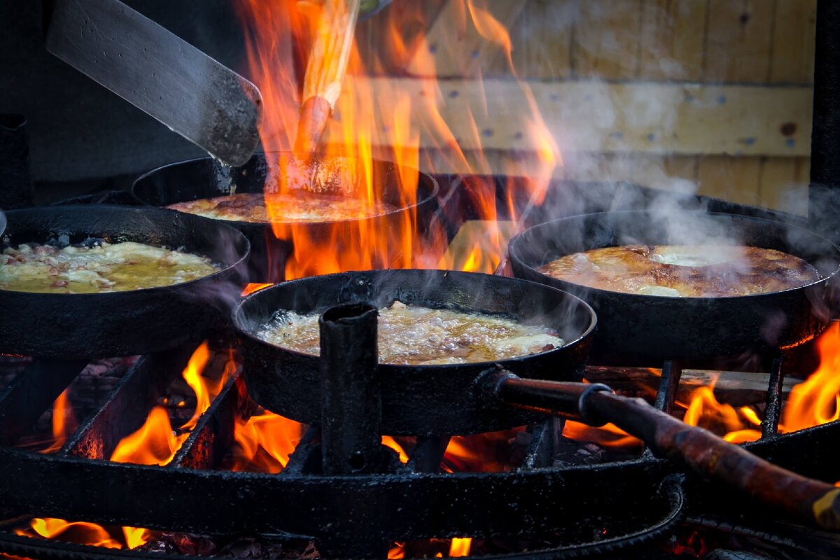 Не долго размышляя, можно определенно выделить, что сейчас трудно удивить людей неожиданными видами блюд. Шеф повара изо дня в день пытаются привнести новинки, порадовать гостей своих заведений необычными, а главное вкусными, новыми решениями приготовления. Составляют технологические схемы, стараются быть оригинальными. И некоторым - это абсолютно удается, по видимой причине. Имели вы представление о том, что блюдо может состоять из такого ингредиента, как гнездо? Звучит совсем не аппетитно, мягко сказать, правда? Что же, стоит наверно рассказать более подробно.