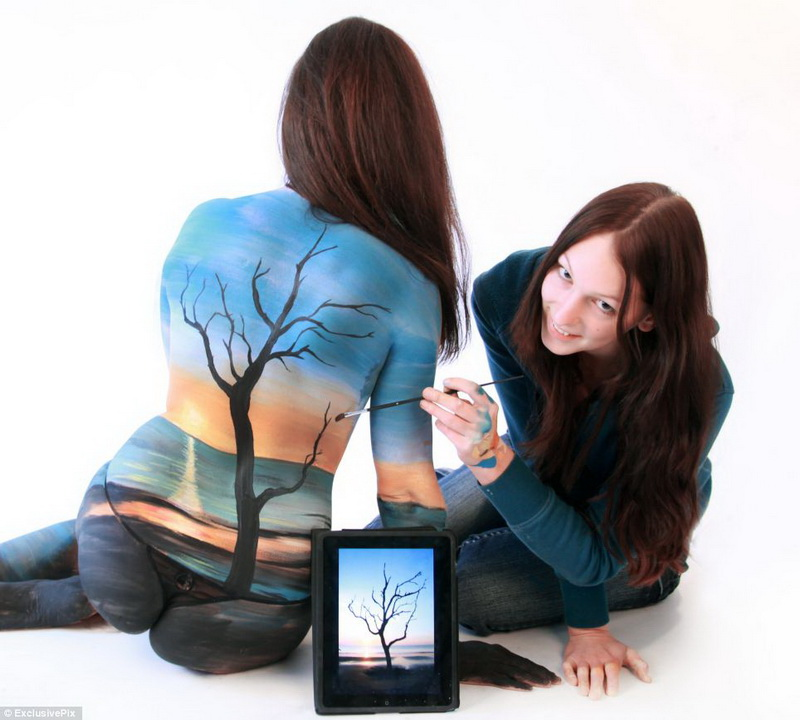 Гезине Марведель является мастером использования человеческой кожи в качестве холста. 