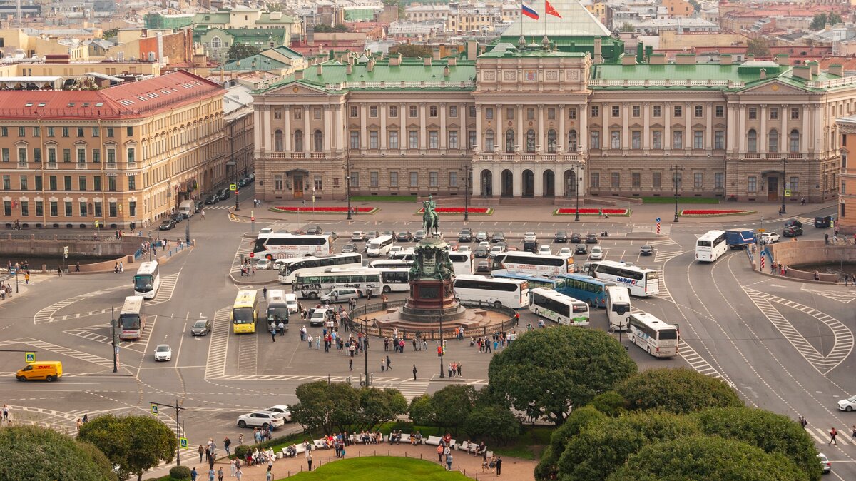 На фото мост за памятником Николаю I