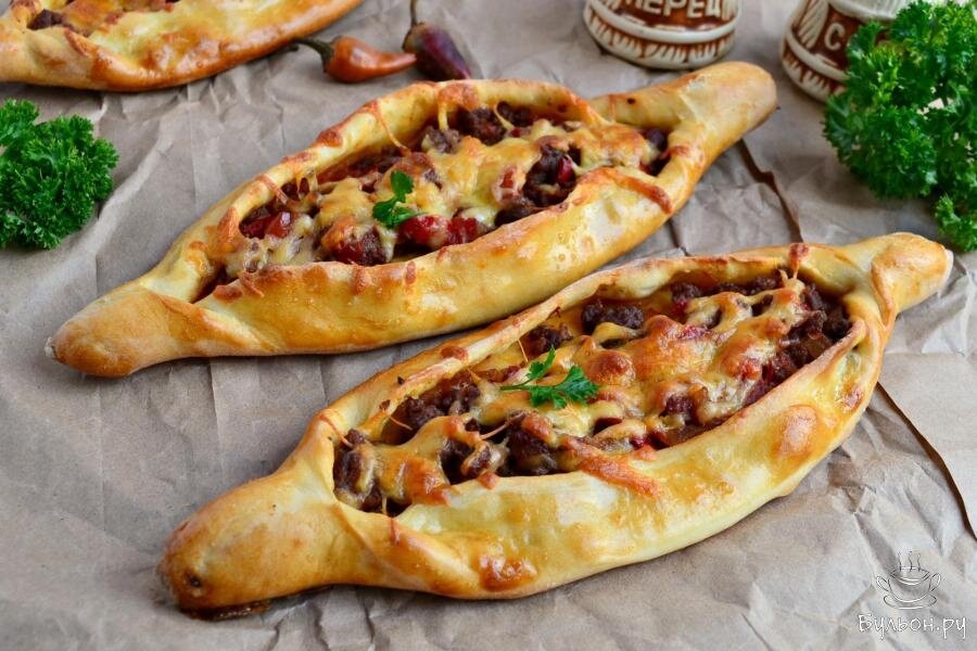 Турецкий пиде рецепт с фаршем. Пиде Кушбаши. Турецкое пиде с фаршем. Турецкая лепешка пиде. Пидэ Турция