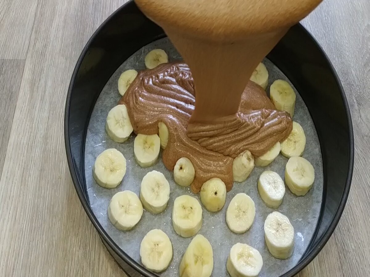 Банан в тесте на сковороде. Тесто из бананов. Банан в тесте с шоколадом. Бананы залитые тестом. Тесто банан шоколад.