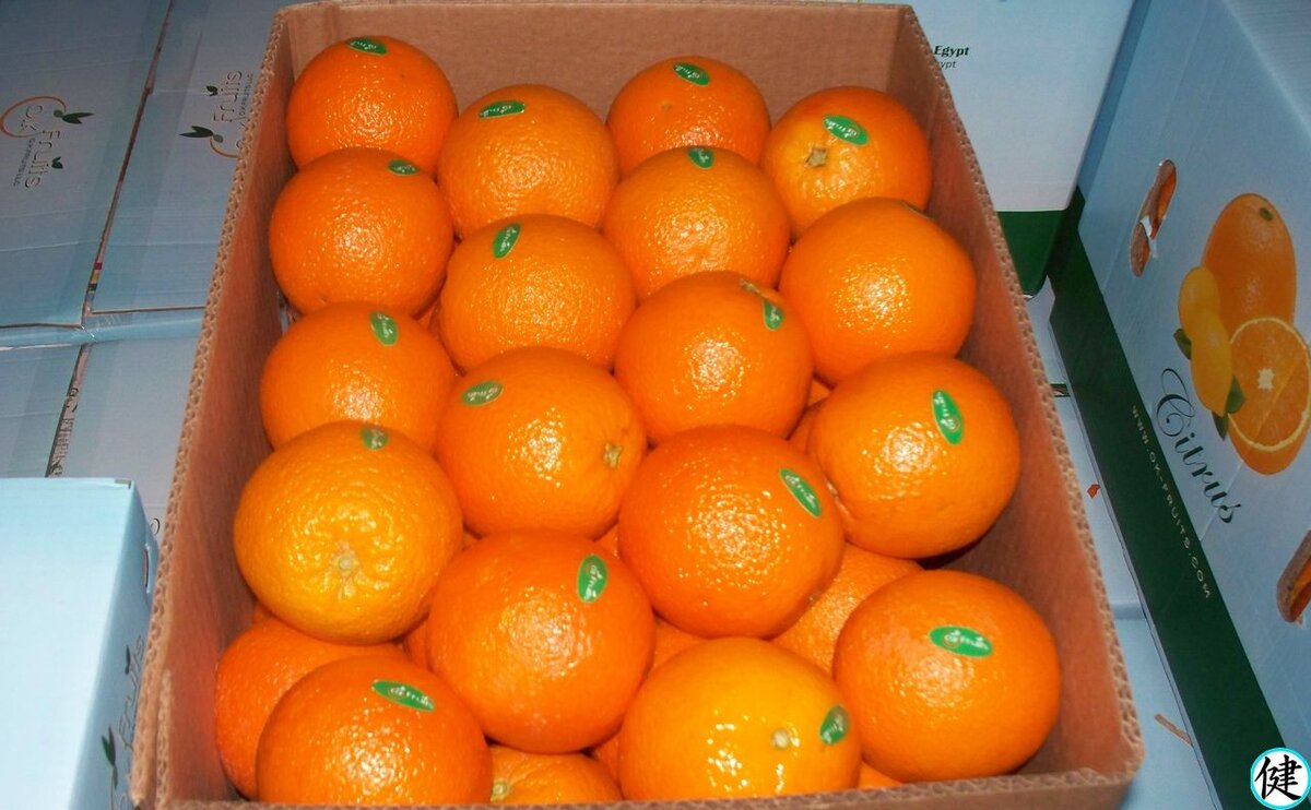 7 кг мандаринов. Апельсины в коробке. Коробка с апельсинами. Ящик апельсинов. Ящик с апельсинами.