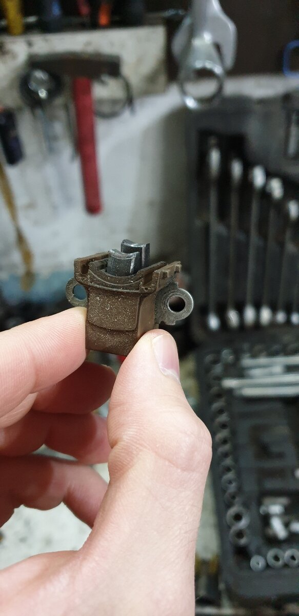 Изношенный щеточный узел.