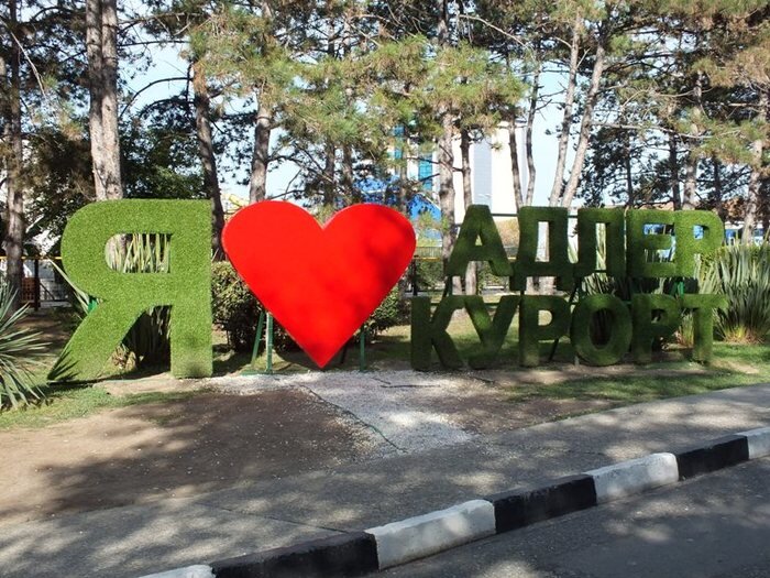 Лето в Октябре Эль Ламат
Отрывок из пьесы «Мосты времени»
Сцена 7
Действующие лица: Время, Октябрь и Лето
Время:
Друг без друга не могут холодный Октябрь и Лето,
лишь неделя у них чтоб любить и от страсти сгорать.
Бродит хмурый Октябрь по следам уходящего Лета,
ищет Лето Октябрь, чтоб любимому нежность отдать…
Октябрь:
Я прошел за тобой миллиарды небесных дорог,
снова в схватке с зимой, чтоб однажды тебя обнять.
Полыхает тревожно Антарес в душе как ожог,
за твою любовь до последнего буду стоять!
Лето:
Мой Октябрь… мой безумный и рыжий бродяга,
я давно не живу, я болею промозглой листвой.
Мне б тебя рисовать, но от ливней промокла бумага,
мне б забыться, уснуть, но навеки утрачен покой…
Октябрь:
Ненаглядное Лето мое, я дождями тебя не согрею,
я всего лишь Октябрь, не безоблачный ласковый Май.
От моих листопадов тоскою и холодом веет,
но в тебе я нашел свой потерянный солнечный Рай.
Лето:
Я ведь Лето, Октябрь! Одарю тебя сказочным летом,
а стада темных туч я рассею на пастбищах снов.
Наколдую тепло, я умею дышать рассветом,
пусть живет в тебе яркого лета тепло и любовь…
Время:
И услышит их Небо, подарит им счастья неделю –
бабье лето зажжется нежданно среди октября!
Теплый ветер закружит листву и подобно апрелю,
солнце мир наш согреет, лаская и нежно любя…
Примечание: Антарес – главная звезда в созвездии Скорпиона, здесь ударение на второй слог – антАрес
11. 10. 2011
© Copyright: Эль Ламат, 2011
Свидетельство о публикации №111101703773