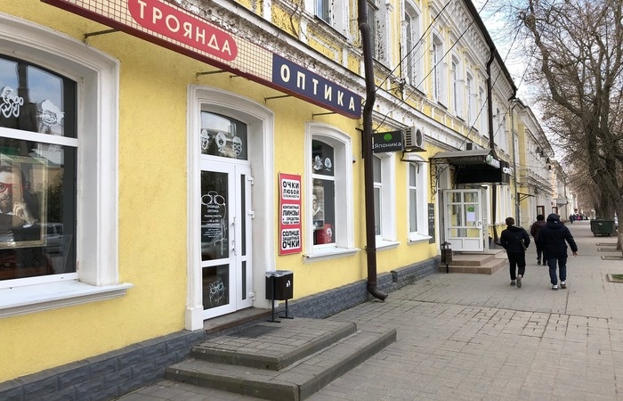 улица Петровская. Здесь хорошо видно, что плитка у разных объектов разная. Это потому, что её клали сами владельцы объектов. Фото автора 20.03.20