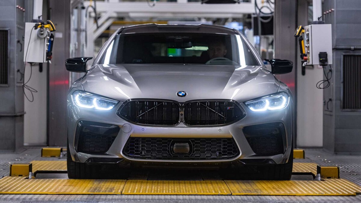 Автомобили BMW M8 Coupe являются эталоном динамики и роскоши, а также элегантным воплощением уникального наследия семейства M для повседневного использования на дорогах общего пользования и гоночных трассах. Предлагаемый в трех разных версиях BMW M850i xDrive Coupe представляет собой уникальный сплав комфорта, динамики и эффективности. BMW M8 Coupe с системой M xDrive предлагает атмосферу роскоши и безупречный дух автоспорта — эта модель создавалась, чтобы преодолеть границы динамических возможностей. Еще более мощной и неординарной версией этого спортивного автомобиля является BMW M8 Coupe Competition с системой M xDrive.