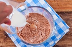 Влить к ним молоко.