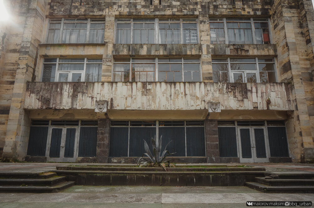Пустующая без туристов Абхазия. Заброшенные памятники архитектуры доживают свой век на берегу моря