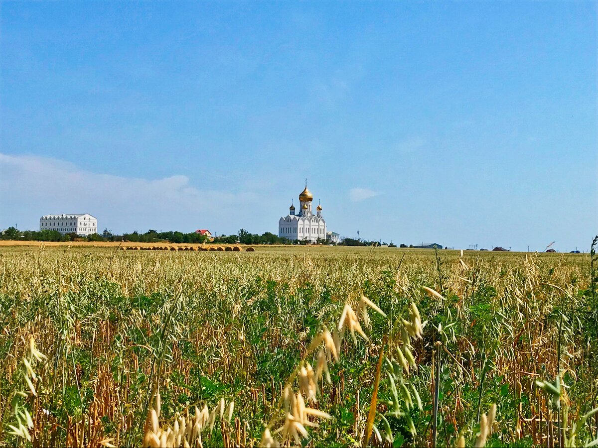 Церковь Святой Троицы и монастырь (слева)