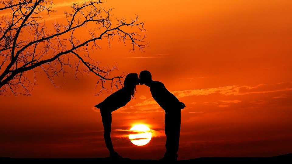 Пара и закат. Источник изображения pixabay.