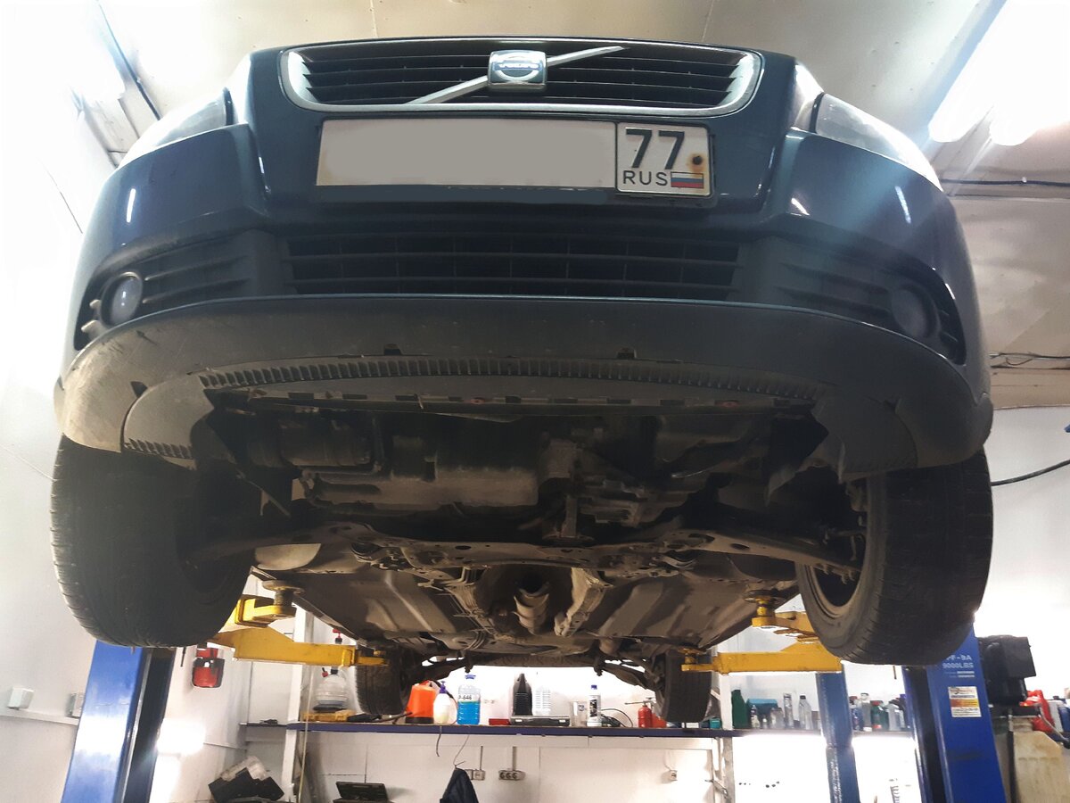 Volvo S-40 на подъемнике