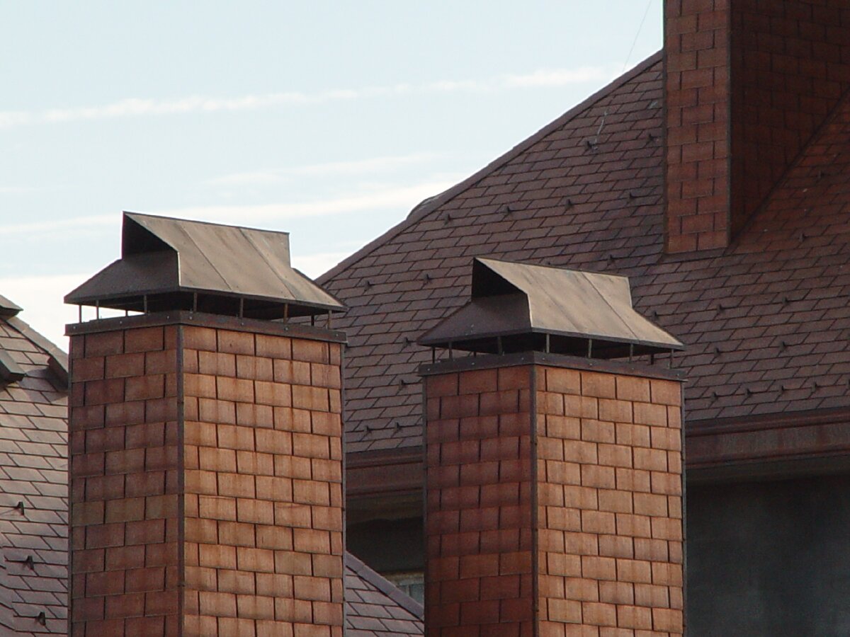 Габариты вентиляционных труб иногда больше расстояний стропил.