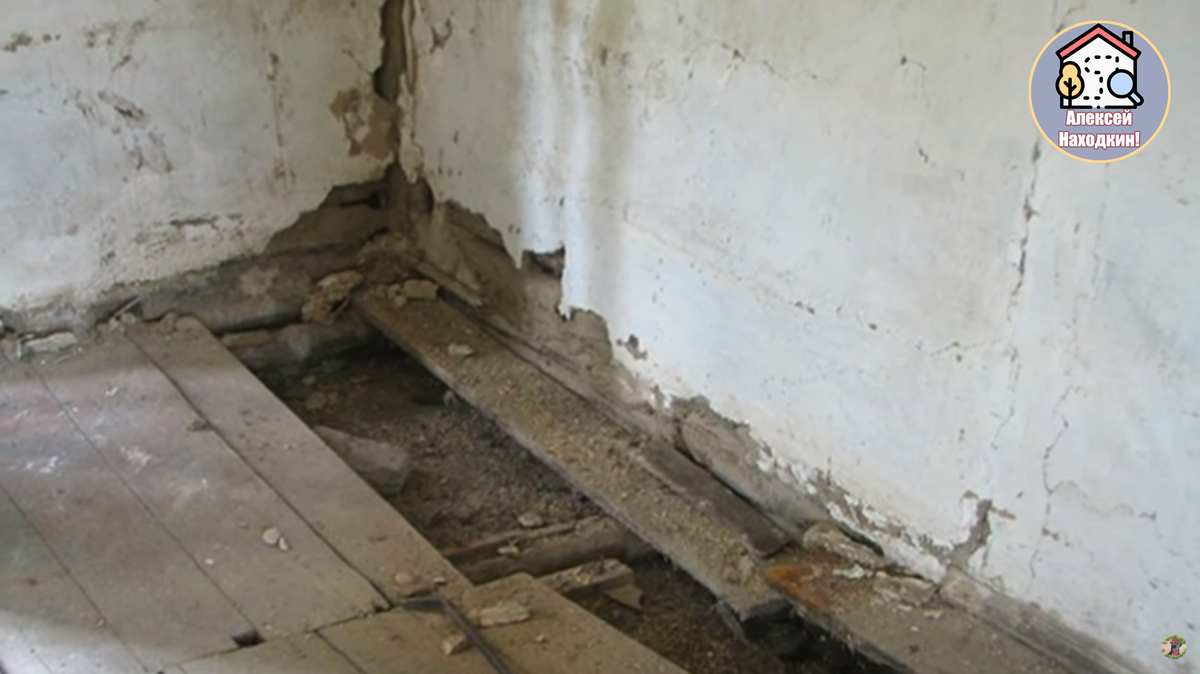 Начали демонтаж полов, там нашли эту коробочку.