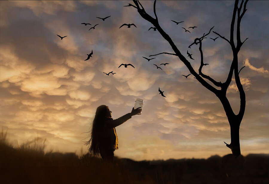 
Когда я говорю, что через меня проходит достаточное количество коллег, я имею ввиду МНОГО коллег: я встречаюсь лично, я наблюдаю в живую, наблюдаю со стороны, обучаю на консультациях и обучающих курсах. ⠀
Десятки и сотни неправильного мышления, и единицы подтверждающих мою статистику.
⠀
❗92% фотографов сами убивают свой бизнес . Знаете как?
⠀
сохраняйте пост в закладки, это для вас важно!
⠀
Как мыслят большинство:
🔸️ Умею фотографировать - кого бы теперь найти, кому бы теперь продать.
🔸️ Пришла весна, ООО проект - кому бы побольше, да побыстрее продать.
🔸️ Обучаю фотографии, курсы, курсы даю, да и пофиг, что хрень, много ли надо - все равно не понимают, всё равно понравится. С десяточку учеников и все ...тип топ.️....супер деньжата в кармане. Это не мои слова 
⠀
То есть мыслят ❗От продукта❗
⠀

Это в корне НЕ верно!
⠀
кстати, вы видели, чтобы я устраивала ФОТОДНИ? Ни разу за 9 лет, НИ РАЗУ☝️ Я очень ценю свое время и здоровье!
⠀
Устраивая подобное - вы теряете колоссальное количество энергии, в глазах клиентов вы никак не отличаетесь от тысячи фотографов, вы теряете драгоценный ресурс ВРЕМЯ и не развиваетесь. Вам платят очень мало, а работы МОРЕ . И как правило довольна лишь одна сторона - КЛИЕНТ. Новые фоточки и дёшево. Вы не растёте, не растёт ваш фотобизнес. После 3- 5 лет ТАКОГО ️ большинство бросают своё дело.
⠀
ПО НАСТОЯЩЕМУ вы начнёте притягивать клиентов и деньги, когда начнёте думать
❗От клиента ❗
⠀
🔹️ Есть люди, у которых сложности с самооценкой, комплексы - я могу помочь!
🔹️ Есть люди, которым не надо КАК ВСЕМ - я могу помочь!
🔹️ Есть люди, у которых уровень нормы совпадает с вашим, и никак не ниже - я могу помочь!
🔹️ Есть люди, которые хотят определенный результат - Я МОГУ ПОМОЧЬ!
⠀
Переключайтесь с позиции заработать баблишки на позицию: " я сделаю для тебя супер-круто дорогой мой клиент!" 
⠀
Таким образом вы начнёте понимать, как трансформировать свое предложение, как его подать, расширить. Как отличаться. И как сделать его эффективным для клиента.
⠀
Готовы поменять своё мышление? Готовы притягивать честно и искренне, легко и в удовольствие? 

Подпишись на мой канал, ставь лайки и получай новые статьи, ведущие к твоему росту и большему доходу.