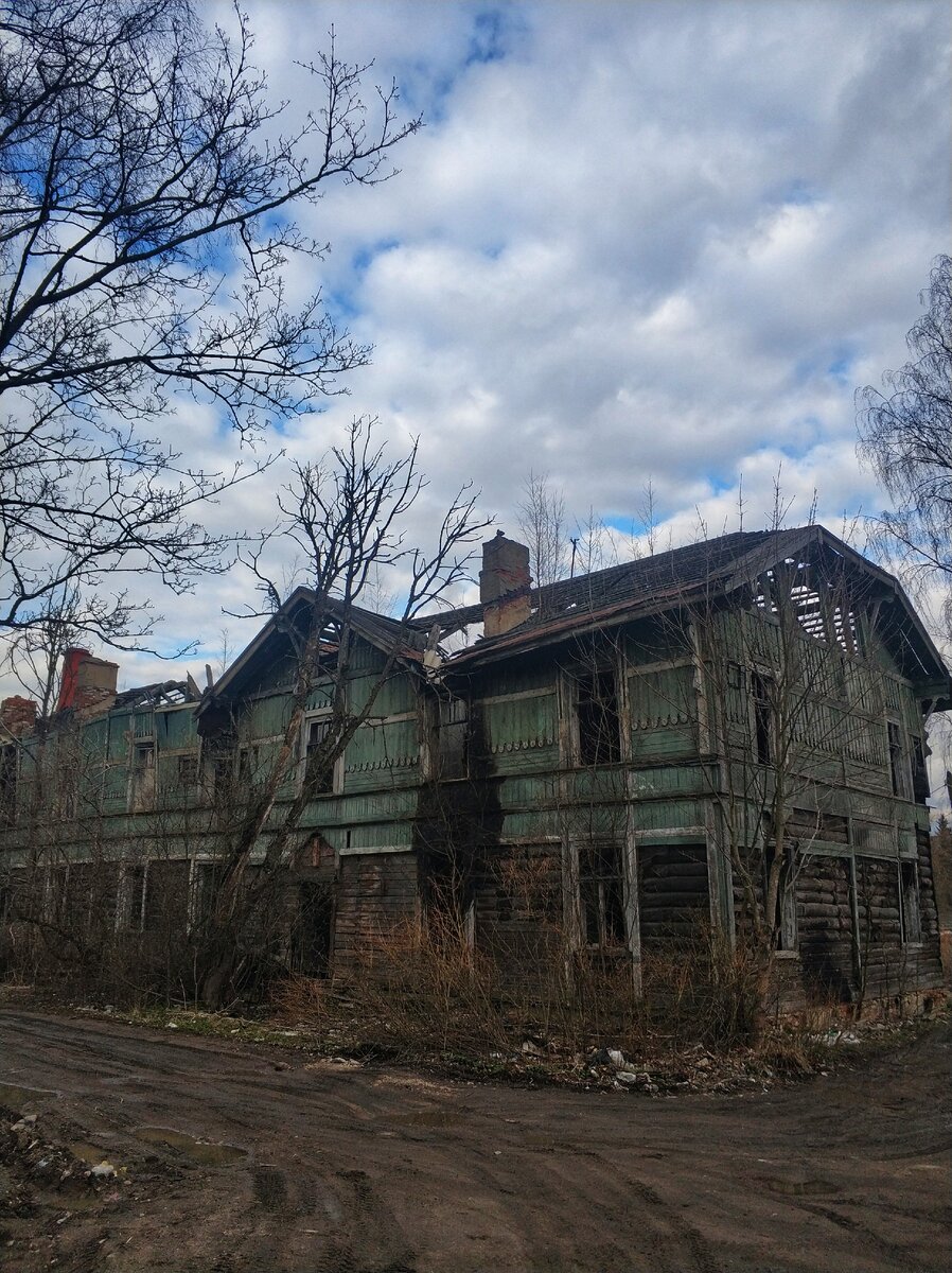 В селе Максат сносят сгоревшие дома, люди живут в палатках и юртах. Фото