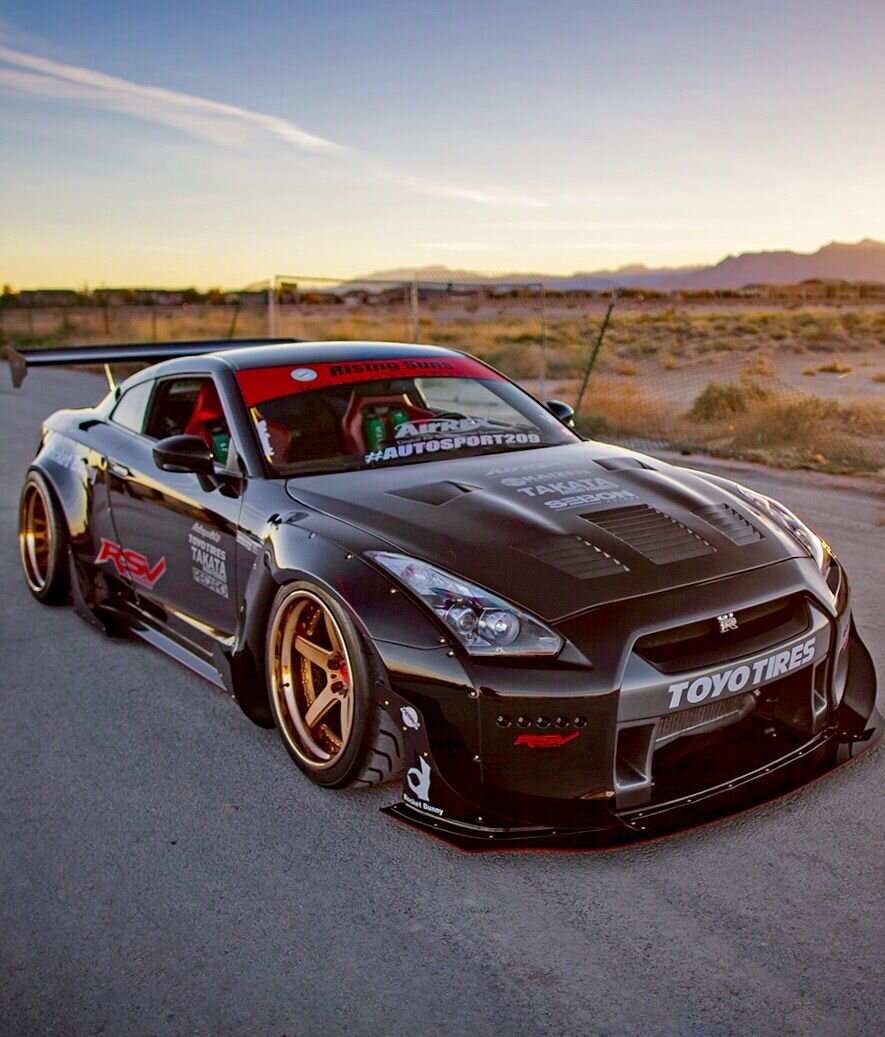 Nissan GTR - популярный японский спорткар, наследник легендарного Nissan Skyline GTR и являющийся самым мощным и быстрым автомобилем в гамме. В модельном ряду GTR занимает флагманскую позицию среди спортивных автомобилей и находится над FIRELADY Z. первый Nissan GTR сошел с конвейера в 2007 году и с тех пор непрерывно совершенствуются и дорабатываются. Среди его конкурентов стоит отметить следующие автомобили: Porche 911Tutbo. Audi R8, Chevrolet Corvette, Acura NSX, Mersedes-Benz AMG GT/SLS и другие аналогичные спортивные автомобили.