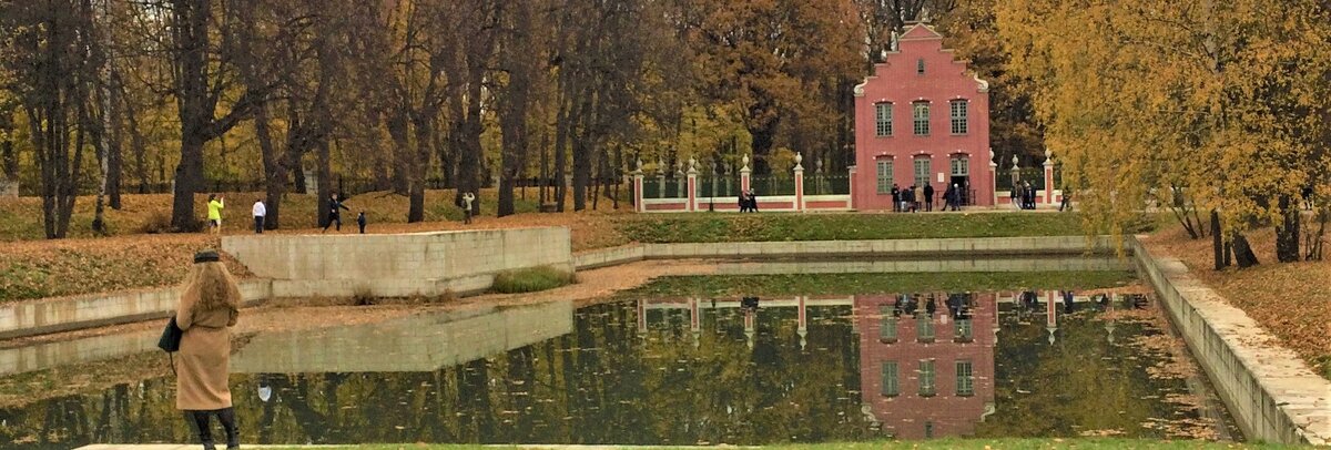 Перед голландским домиком - пруд. Здесь разводили карпов, которые приплывали на звон колокольчика