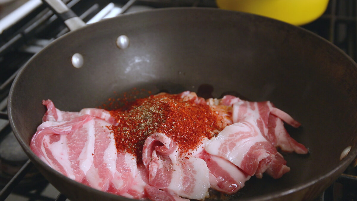 Двэджиго́ги-бо́ккеум очень острое блюдо. Если вы не уверены насчёт остроты, добавьте в два раза меньше острой пасты и красного перца.