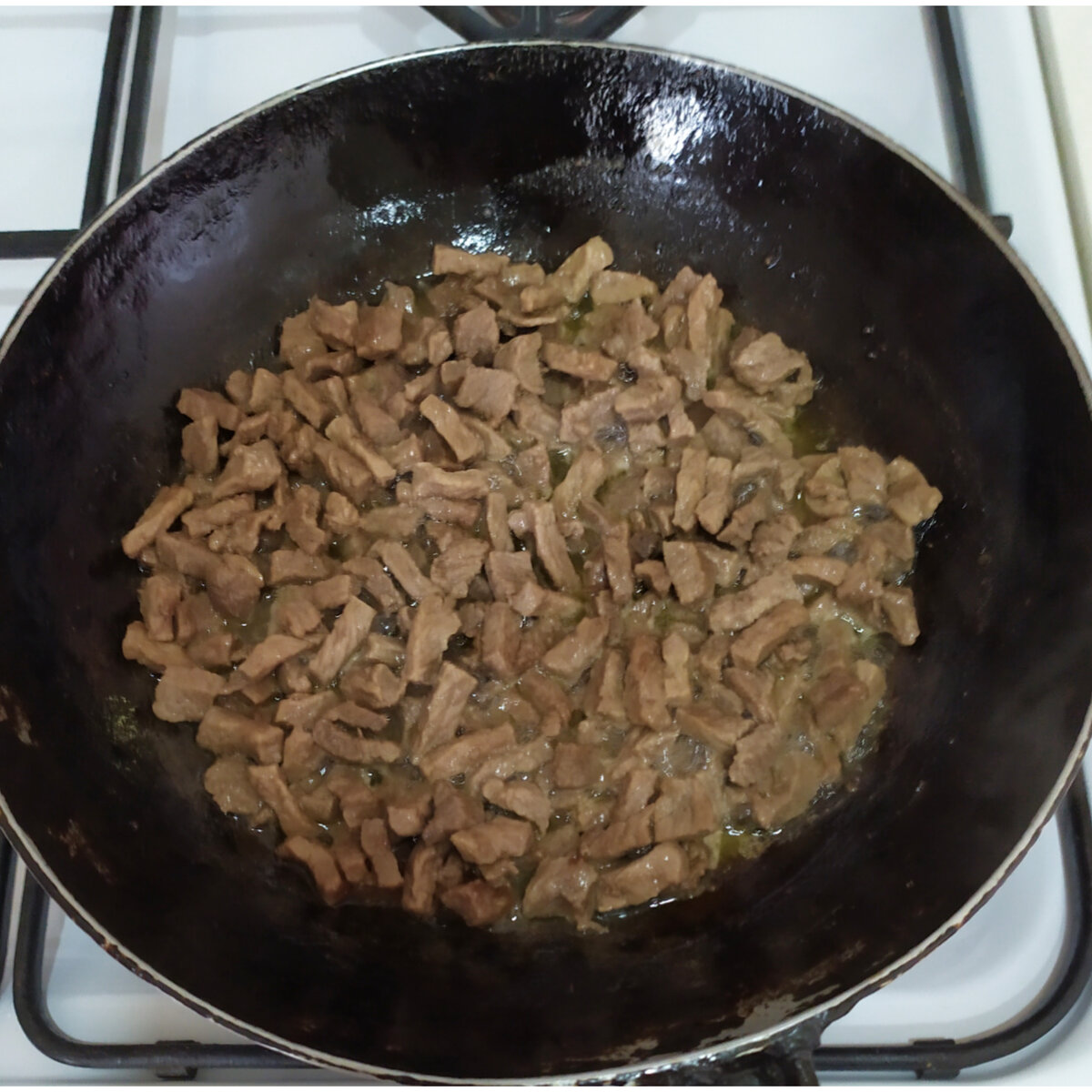 Мясо обжаренное с луком