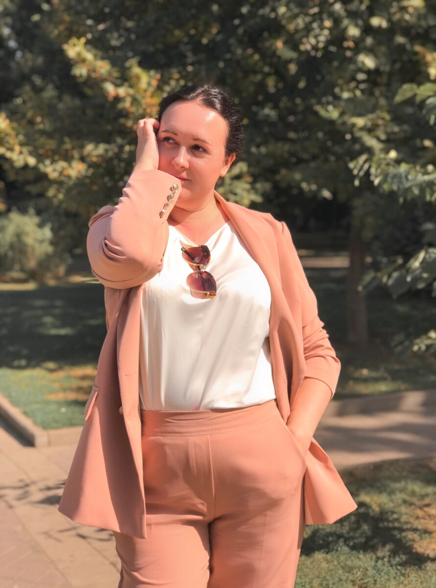 Ко мне приходят много людей, которые хотят создать свой бизнес, но не знают, с чего стоит начать😢 ⠀
Вопрос старта очень важен, ведь как начнёте, так и пойдет❗️
⠀
Поэтому я всегда рекомендую абсолютно всем:
⠀
1️⃣Определиться с бизнес идеей. В 95% случаев люди не знают по-настоящему, какой бизнес хотят.
⠀
Даже придя уже с готовой идеей, в процессе прояснения ситуации оказывается, что это вообще не то, что они хотят🤔
⠀
Недавняя ситуация:
⠀
📌Молодой человек, 22 года
⠀
📌хочет свой бизнес-открыть магазин по франшизе
⠀
📌ему КАЖЕТСЯ, там есть деньги, потому что раньше в их городе уже был магазин, но он закрылся.
⠀
По его мнению, должна быть хорошая выручка💪🏻
⠀
Давайте проанализируем данную ситуацию:
⠀
1️⃣Откуда у него сложилось мнение, что там хорошая выручка?
⠀
❗️Это его предположение
⠀
2️⃣Магазин закрылся
ПОЧЕМУ?.........
⠀
Выводы: Человек просто хочет заработать деньги, но реальную ситуацию не видит.
⠀
Что было бы, если бы он купил эту франшизу:
⠀
1. Ему нужно взять кредит. Проблема № 1 ВЛЕЗ В ДОЛГИ
⠀
2. Ему необходимо оплачивать франшизу, не смотря на то, есть прибыль или нет.
⠀
Проблема № 2 РАСТЁТ КОМ ДОЛГОВ😱
⠀
3. Он начинает работать 24/7. Проблема № 3 БИЗНЕС РАДИ ДЕНЕГ ОН РАЗРУШАЕТ И ВЫМАТЫВАЕТ😬
⠀
Почему ничего хорошего не выйдет? Потому что этот вариант заранее провальный.
⠀
Сейчас вы скажете, а почему, может у него бы всё получилось бы?
⠀
Тогда вернёмся к варианту №3⬇️
⠀
Изначально не любимое дело разрушит вас и вымотает, как личность.У него не было по-настоящему того, к чему нужно реально стремиться.
⠀
И поэтому мы начали с ним работу в определении его реальных желаний. Что сейчас даёт реальные результаты и человек переосмыслил свои действия.
⠀
Иначе сами знаете, что было бы......
⠀
Нет я не отговариваю создать свой бизнес, а наоборот❗️
⠀
Важно понять какой реально бизнес ваш?🤔
⠀
А теперь прислушайтесь к себе и ответьте на вопрос: чего Вы хотите по-настоящему?

Ждите продолжения.....