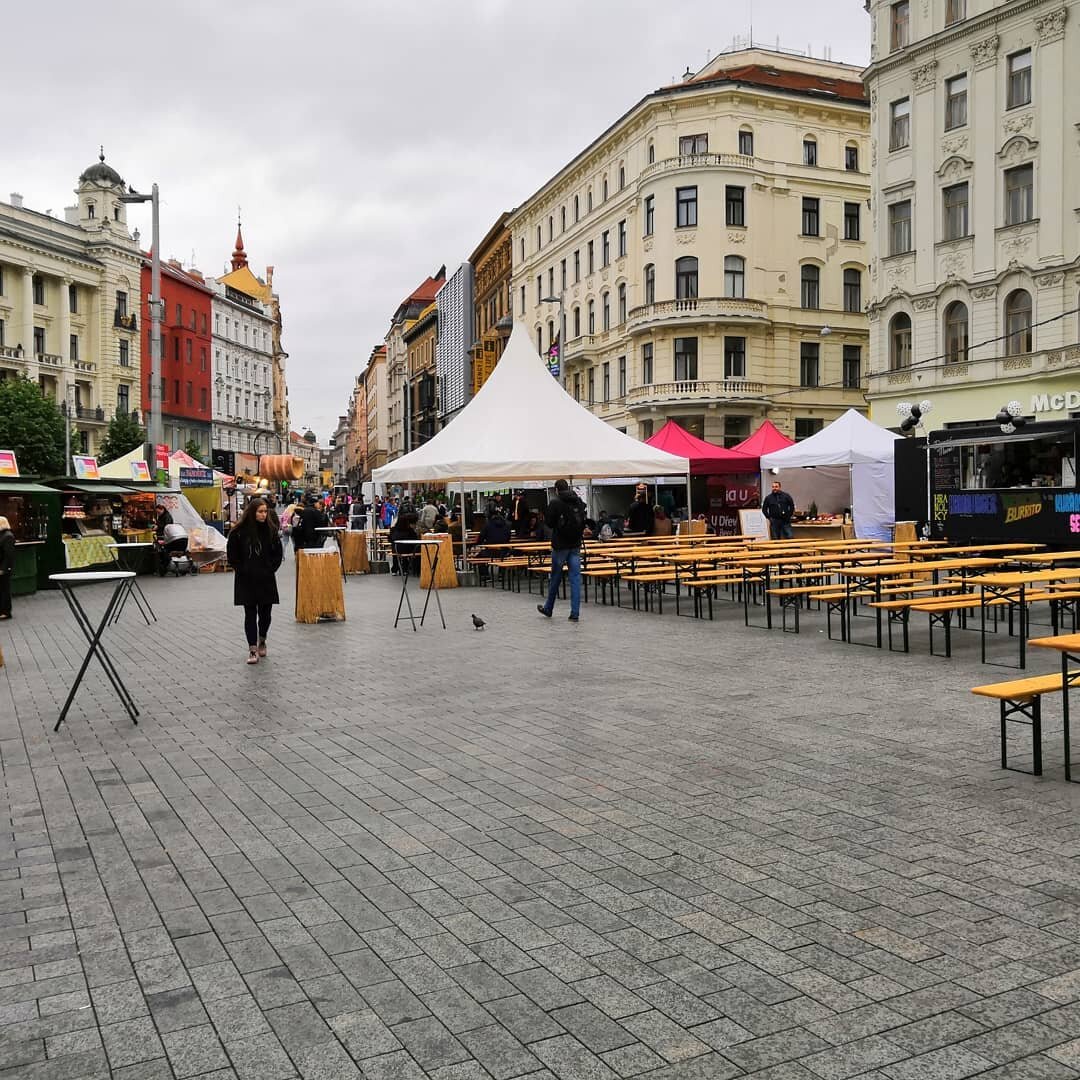 Площадь, на которой развернулись палатки.