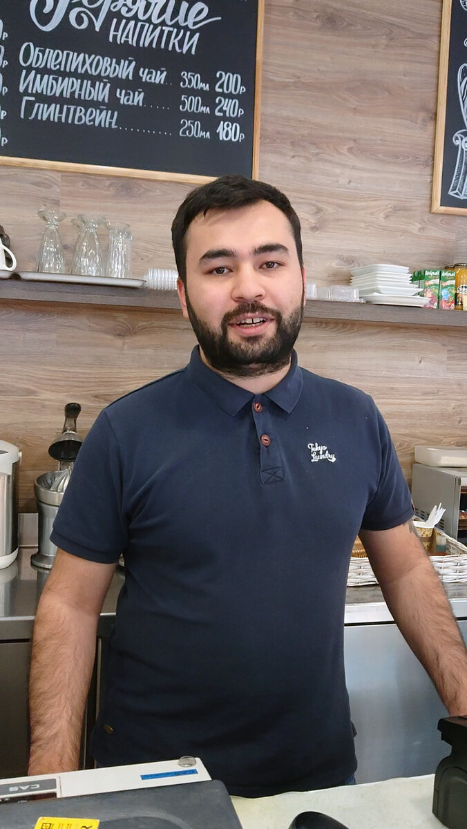 Бариста Камран И.: «Люблю общаться с посетителями и радовать их вкусным кофе». Фото Мирона Максимова