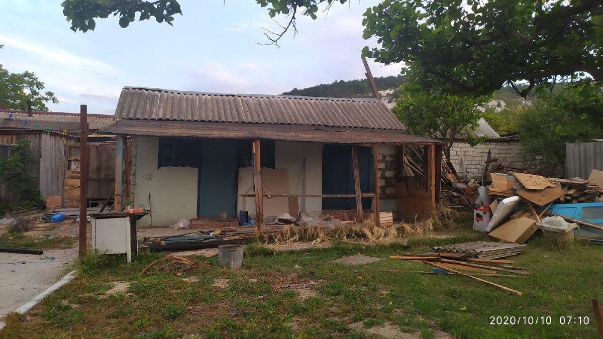 Часть деревянного пристроя уже ликвидирована