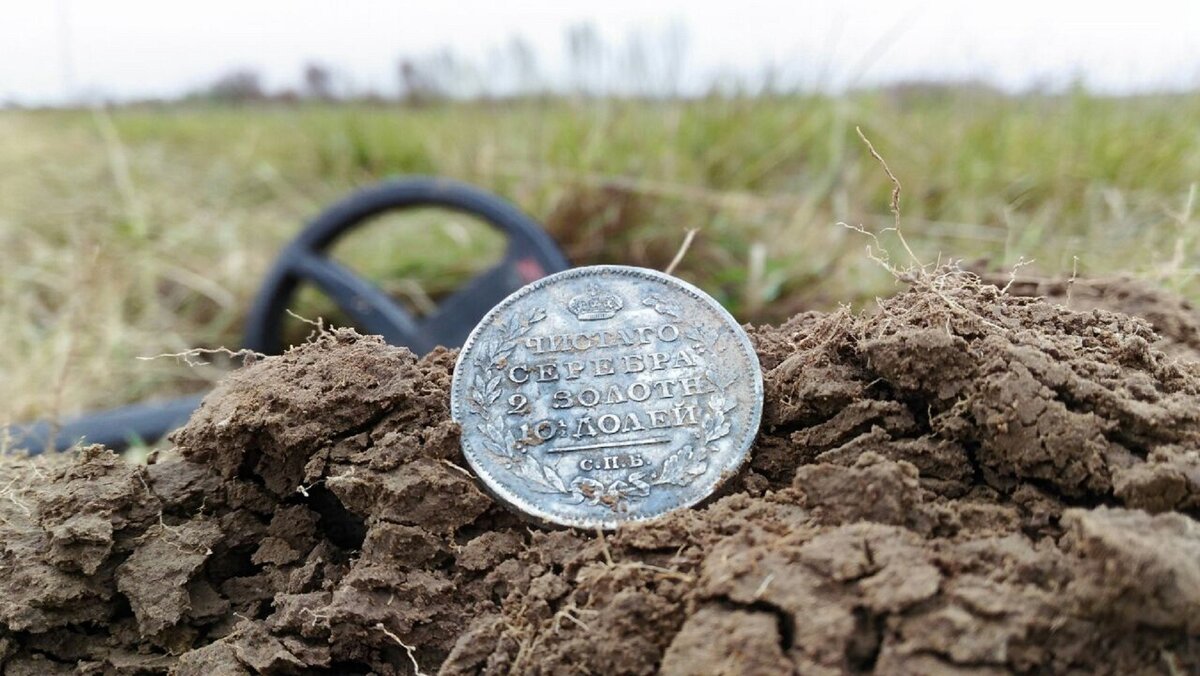 искатели кладов и сокровищ. находки на металлоискатель. старинные находки. клады и находки. с металлоискателем.