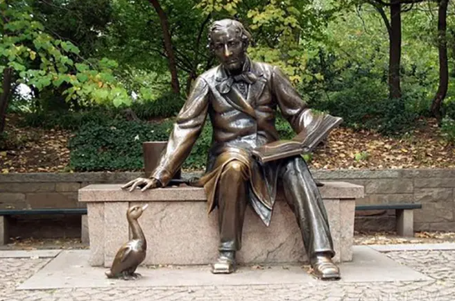 Психолог Артамонова Юлия. Памятник Гансу Христиану Андерсену и Гадкому утенку