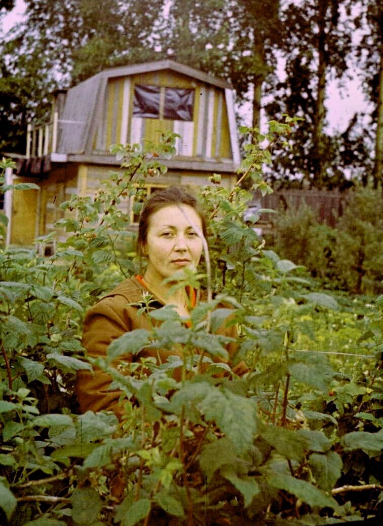 Одну ягодку примечаю, другая мерещится. третью - в рот кладу.