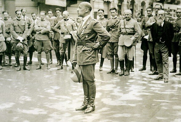 Д'Аннунцио выступает перед публикой