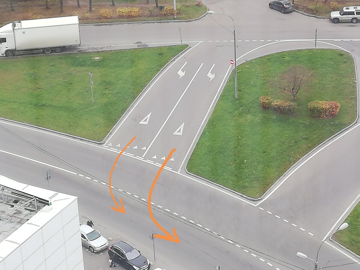 Фото на тот случай если будут мнения, что ситуация выдуманная и таких пересечений проезжих частей в действительности нет. Это только 1 пример.