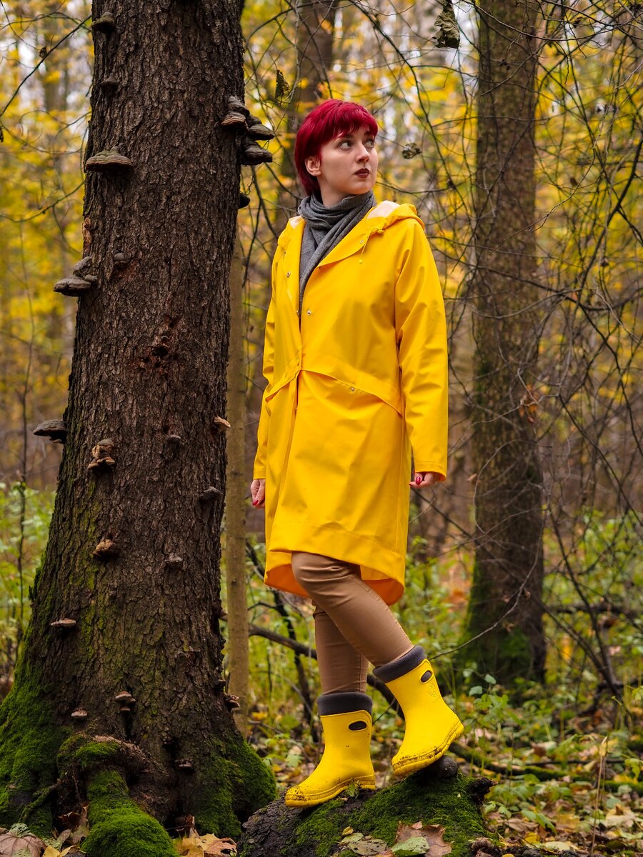 Жёлтые резиновые сапожки и дождевик незаменимы в осеннем лесу